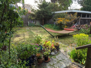 Relax in unpretentious peaceful and authentic house with public transportation cafes and U of Berkeley close by